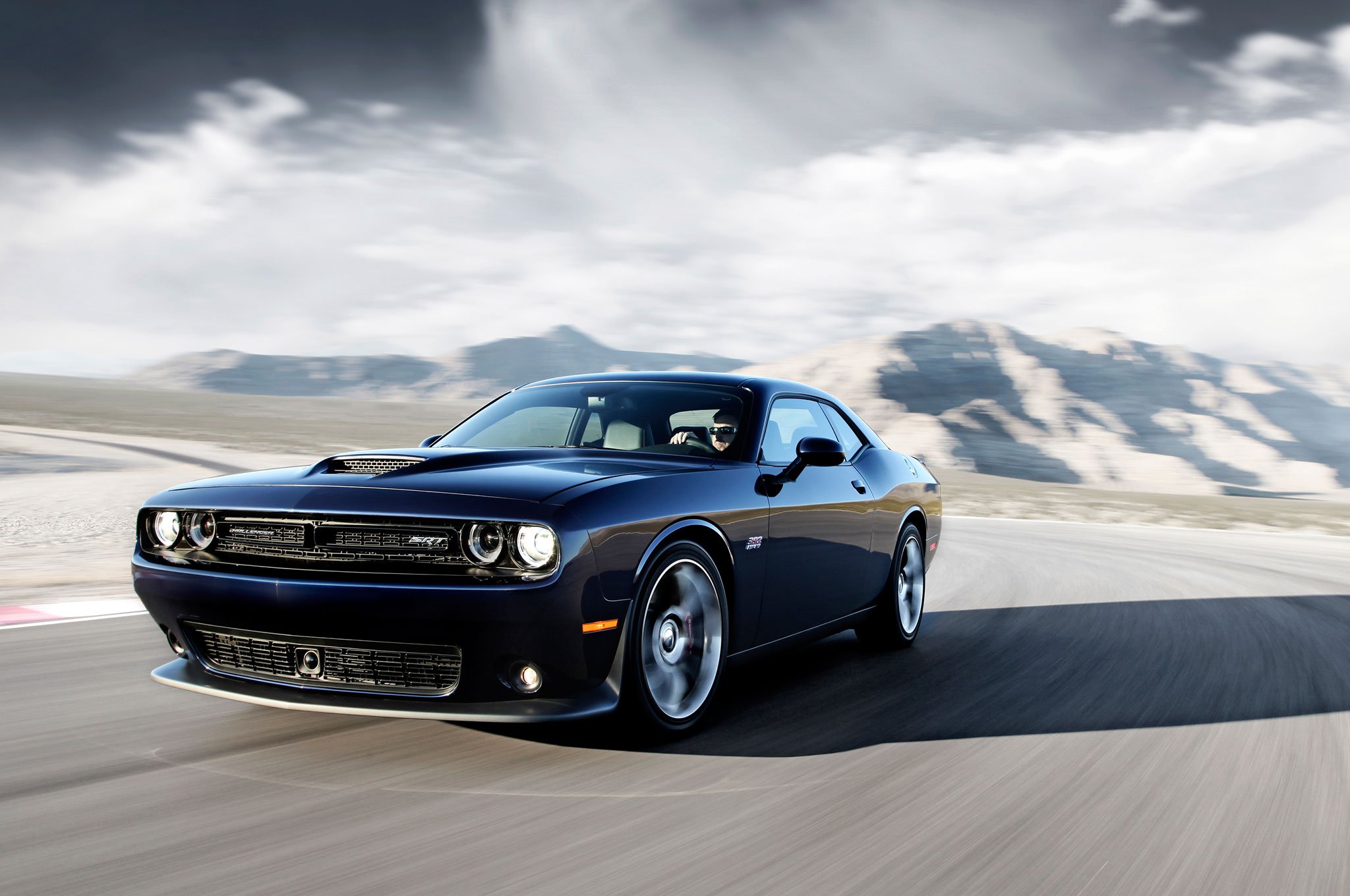 Машина dodge Challenger